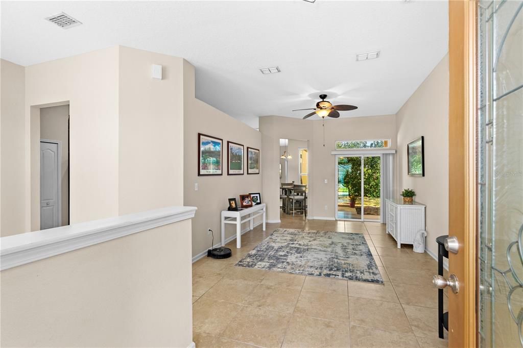 Activo con contrato: $425,000 (4 camas, 2 baños, 2231 Pies cuadrados)