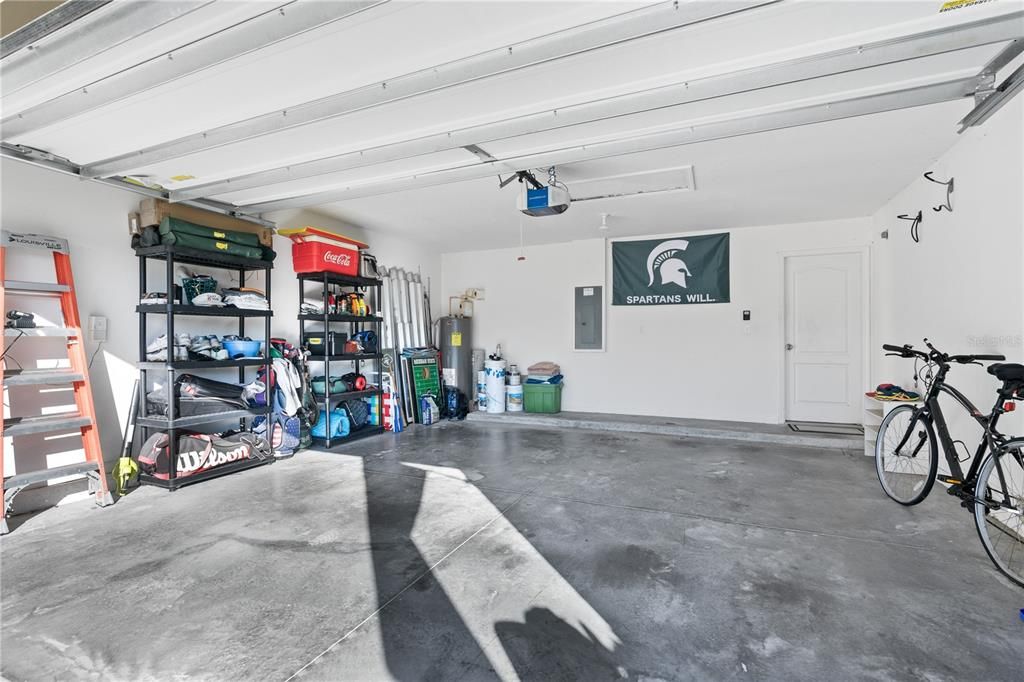 Activo con contrato: $425,000 (4 camas, 2 baños, 2231 Pies cuadrados)