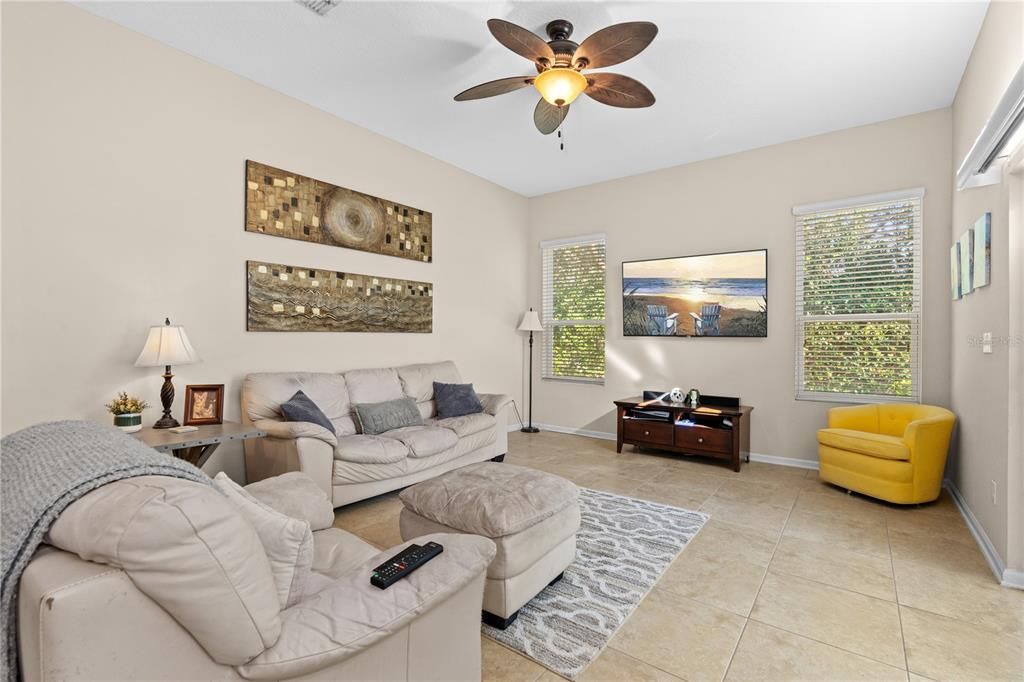 Activo con contrato: $425,000 (4 camas, 2 baños, 2231 Pies cuadrados)