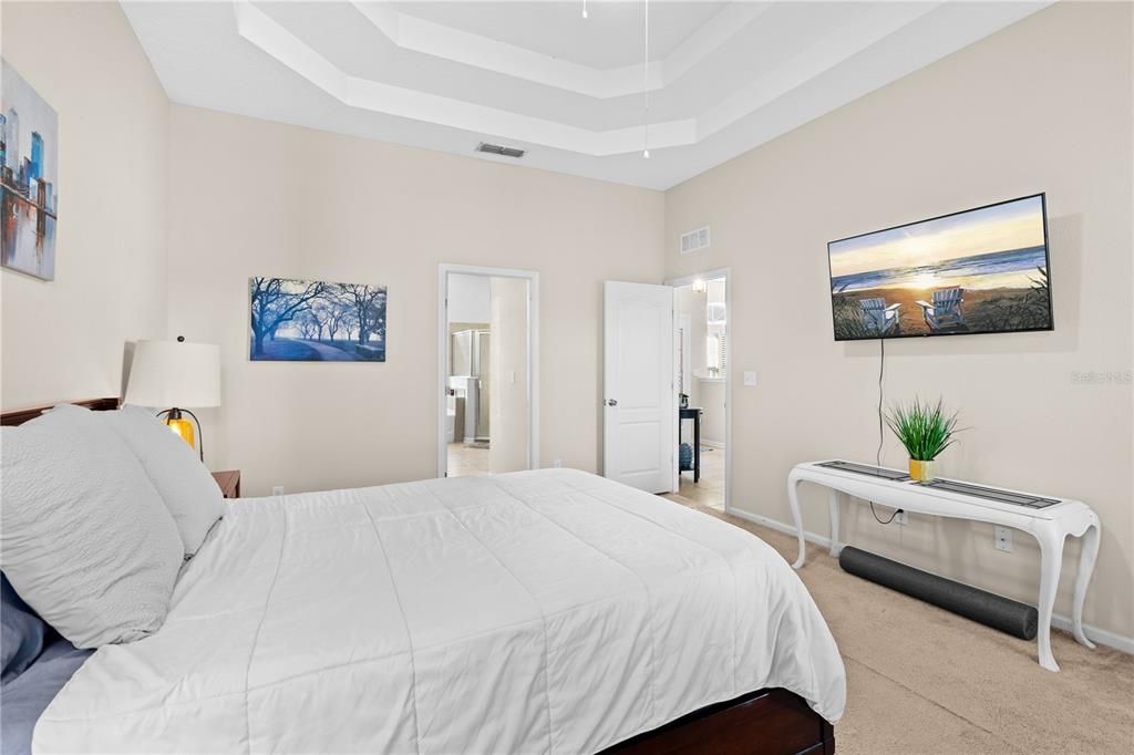 Activo con contrato: $425,000 (4 camas, 2 baños, 2231 Pies cuadrados)