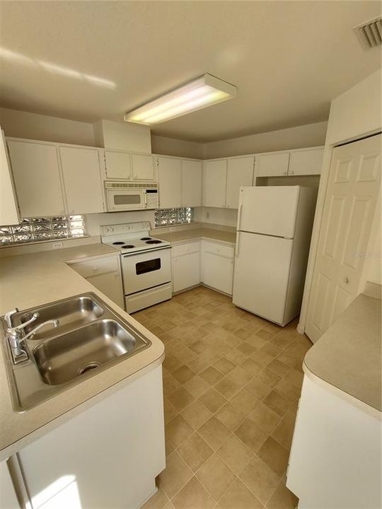 На продажу: $194,900 (2 спален, 2 ванн, 1379 Квадратных фут)