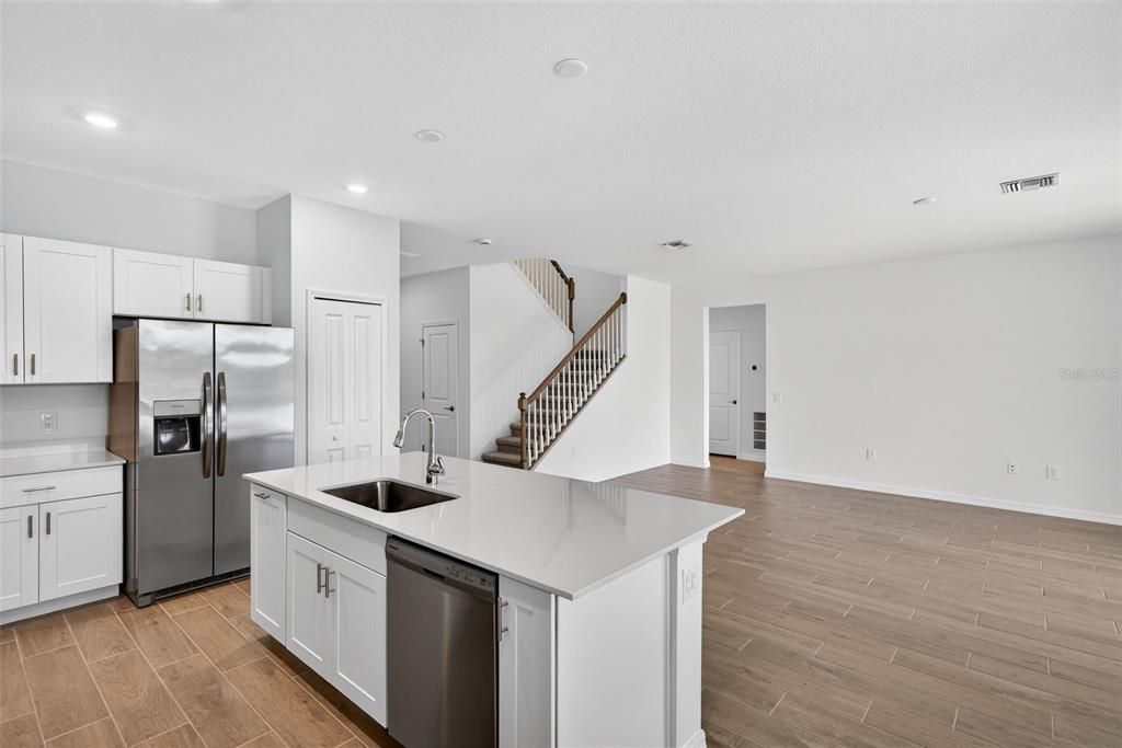 Activo con contrato: $465,000 (4 camas, 3 baños, 2567 Pies cuadrados)