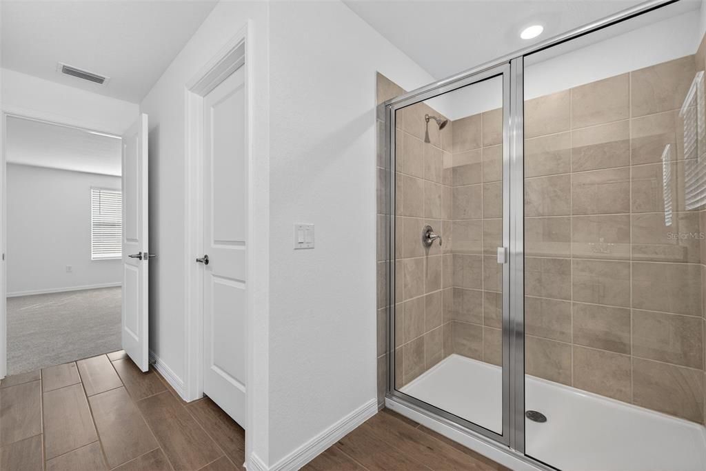 Activo con contrato: $465,000 (4 camas, 3 baños, 2567 Pies cuadrados)