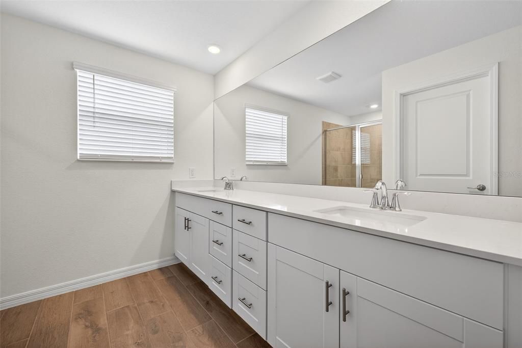 Activo con contrato: $465,000 (4 camas, 3 baños, 2567 Pies cuadrados)
