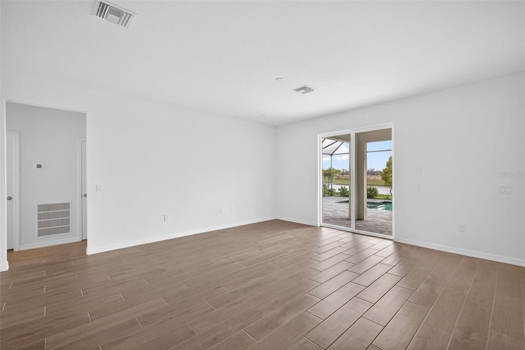 Activo con contrato: $465,000 (4 camas, 3 baños, 2567 Pies cuadrados)
