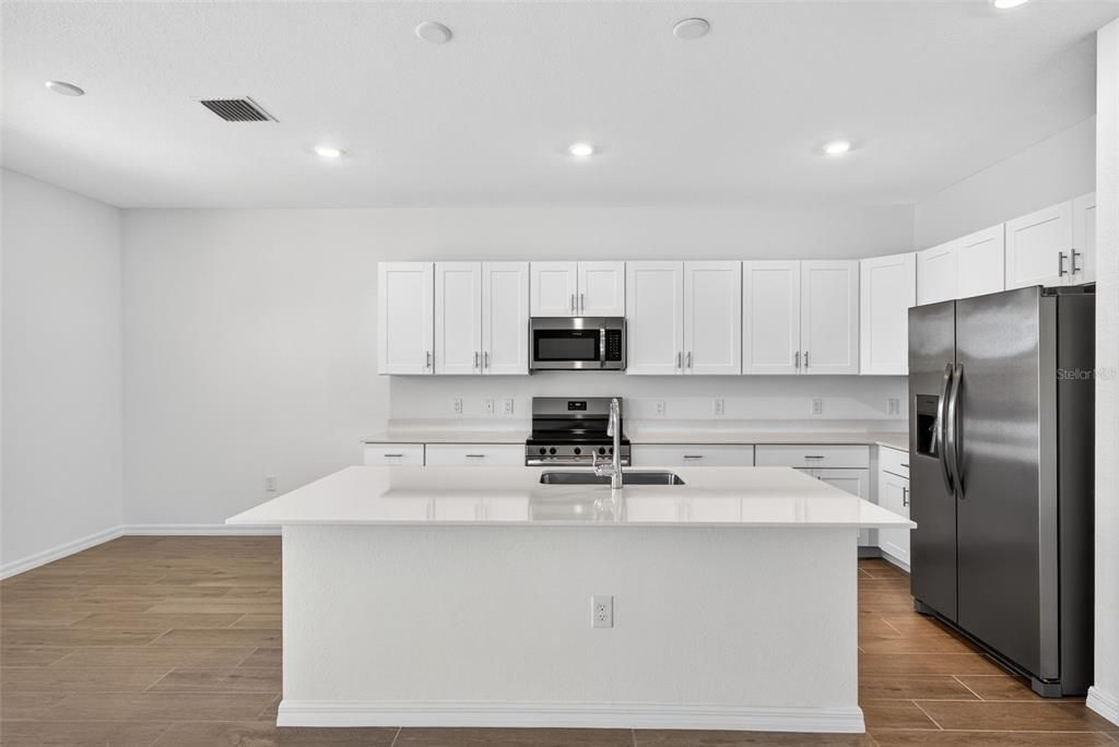 Activo con contrato: $465,000 (4 camas, 3 baños, 2567 Pies cuadrados)
