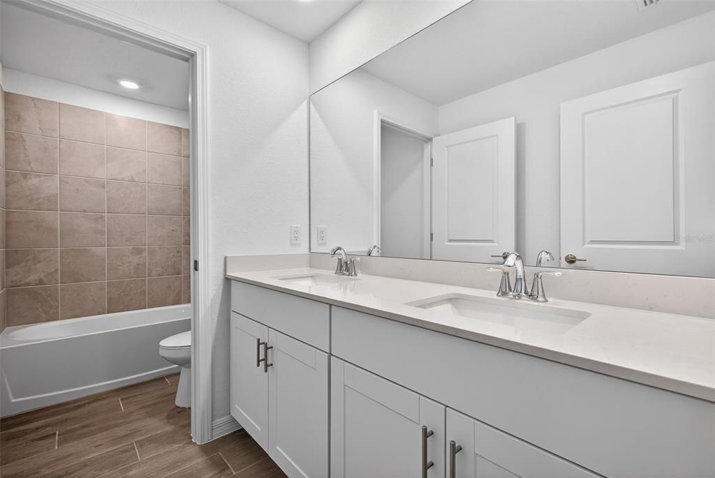 Activo con contrato: $465,000 (4 camas, 3 baños, 2567 Pies cuadrados)
