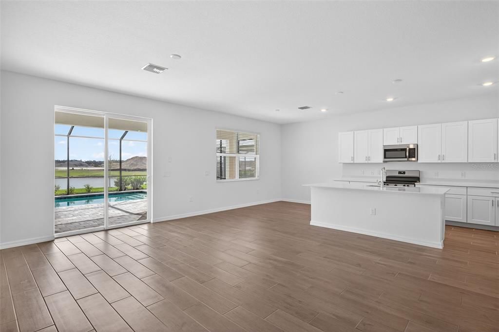 Activo con contrato: $465,000 (4 camas, 3 baños, 2567 Pies cuadrados)