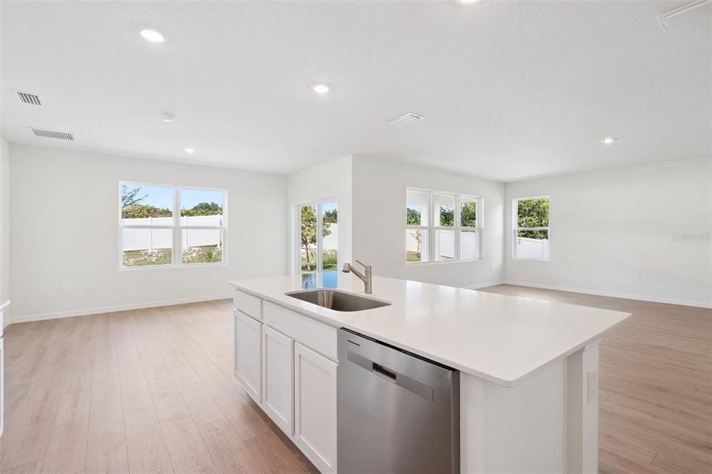 Activo con contrato: $424,990 (4 camas, 3 baños, 2336 Pies cuadrados)