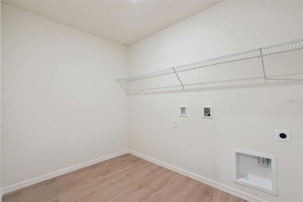 Activo con contrato: $424,990 (4 camas, 3 baños, 2336 Pies cuadrados)