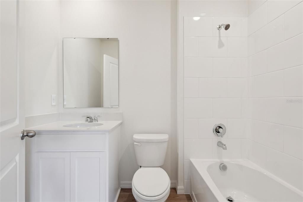 Activo con contrato: $424,990 (4 camas, 3 baños, 2336 Pies cuadrados)