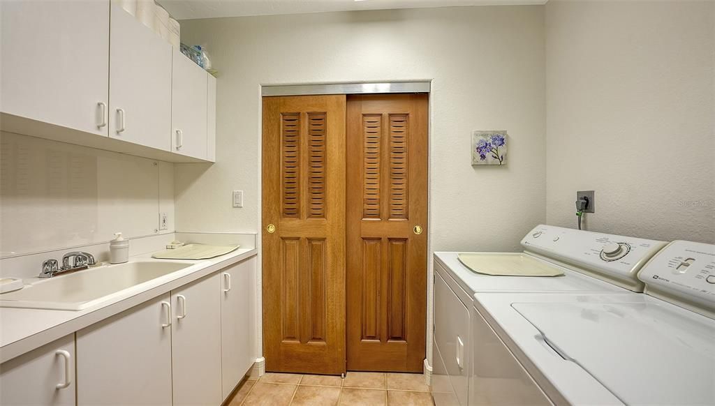 Activo con contrato: $2,300,000 (3 camas, 3 baños, 2445 Pies cuadrados)