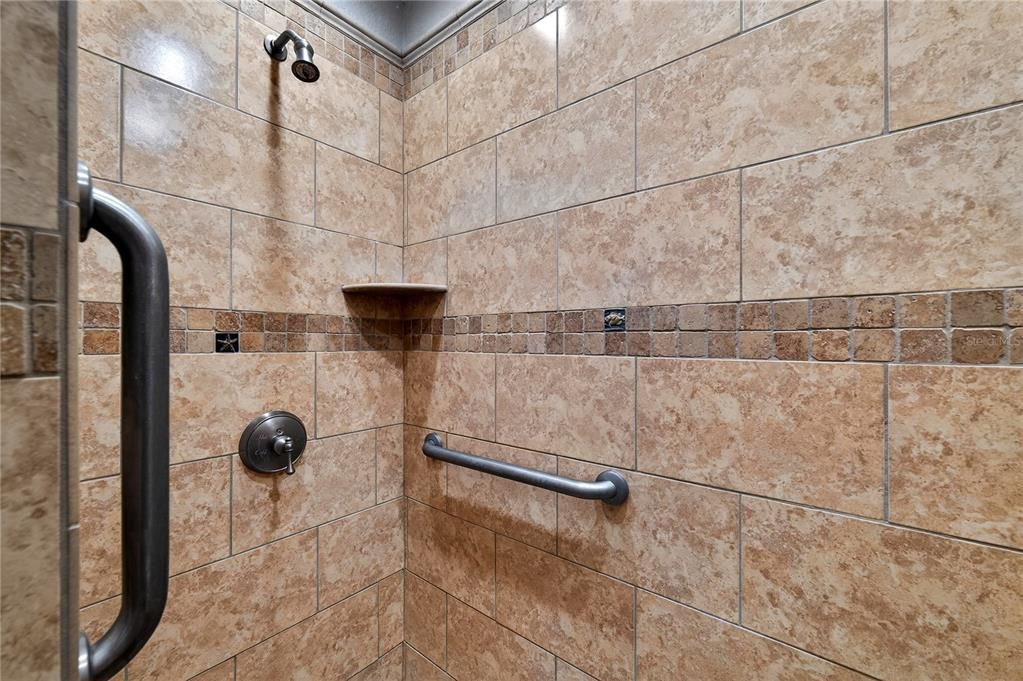 Activo con contrato: $1,400,000 (2 camas, 2 baños, 2360 Pies cuadrados)