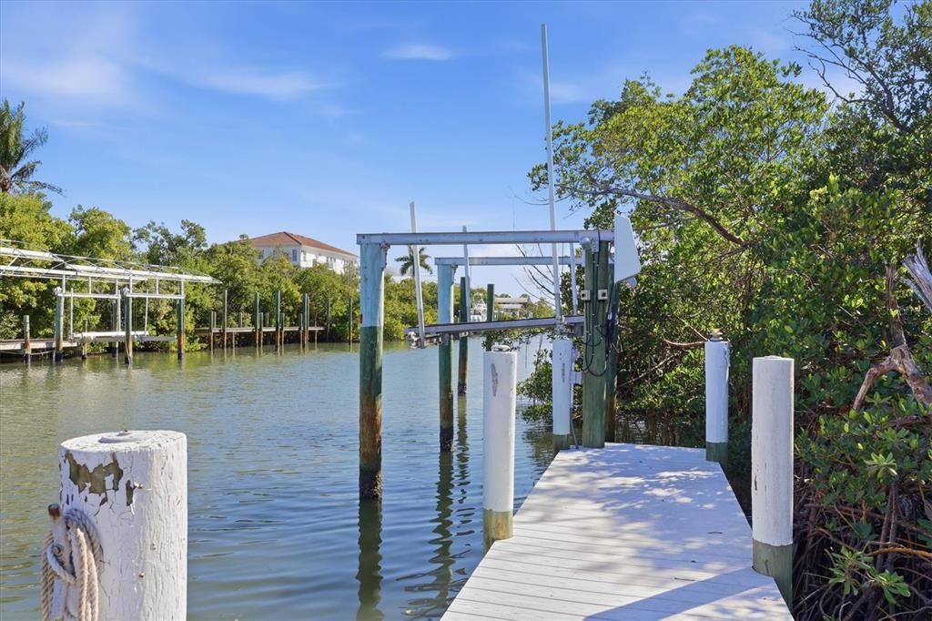 For Sale: $1,575,000 (3 beds, 2 baths, 1914 Square Feet)
