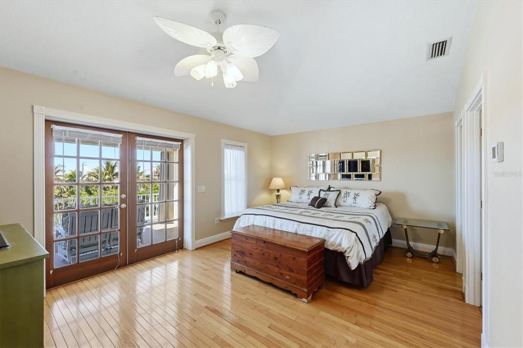 For Sale: $1,575,000 (3 beds, 2 baths, 1914 Square Feet)