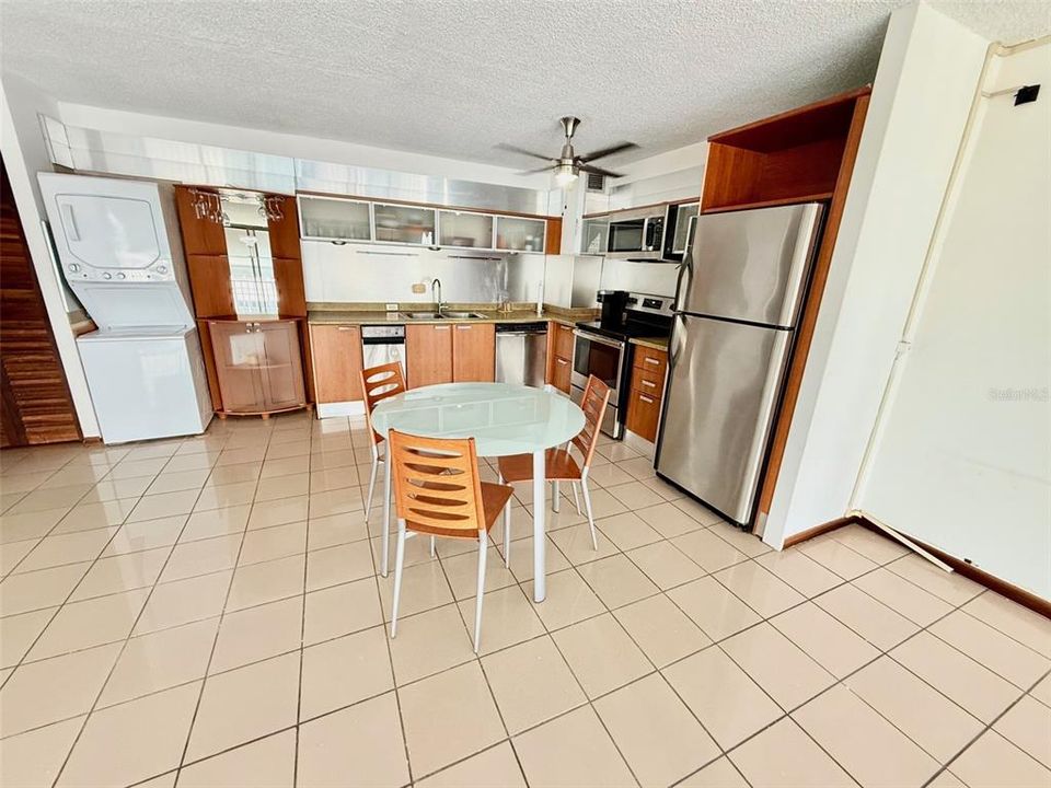 Под контрактом: $450,000 (3 спален, 2 ванн, 1400 Квадратных фут)