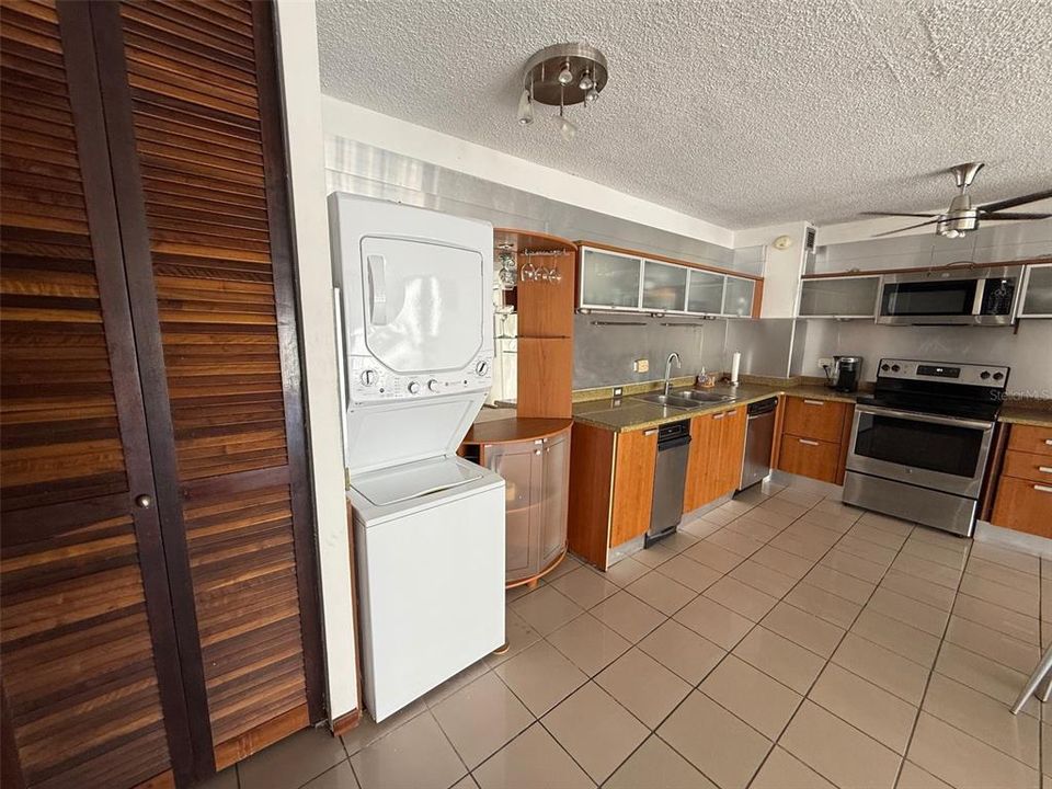 Под контрактом: $450,000 (3 спален, 2 ванн, 1400 Квадратных фут)