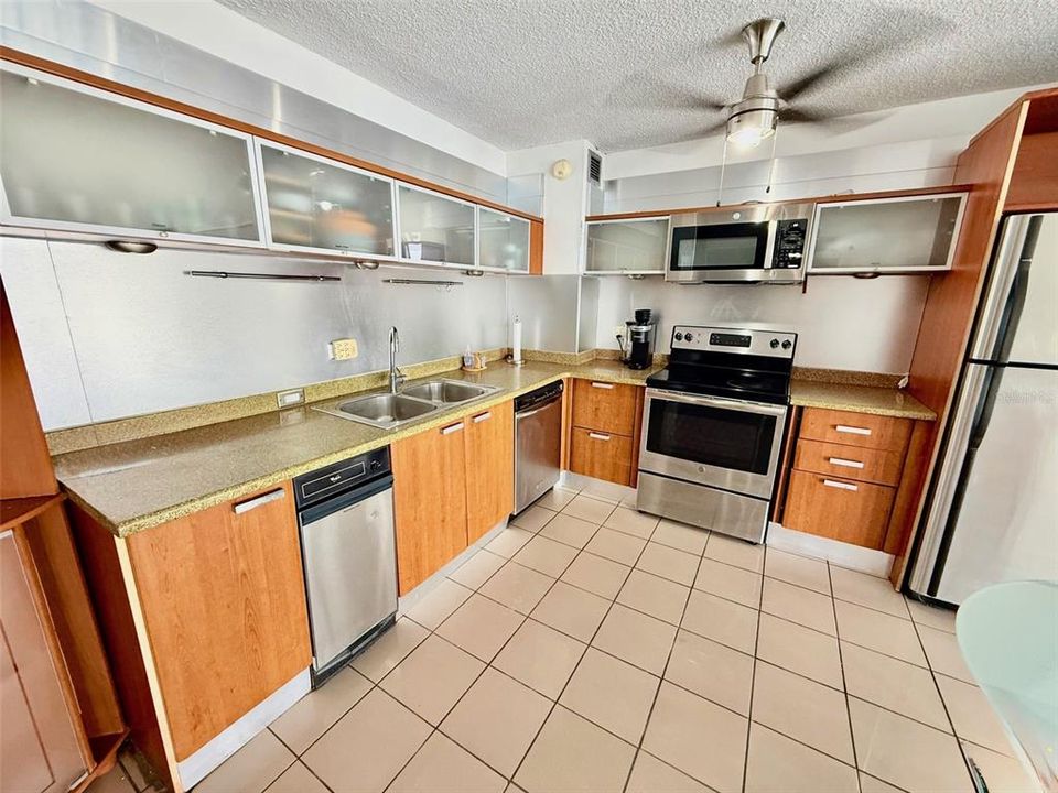 Под контрактом: $450,000 (3 спален, 2 ванн, 1400 Квадратных фут)