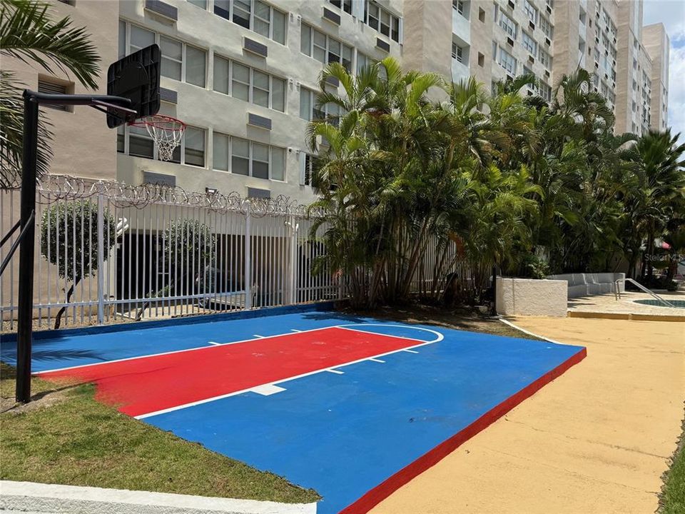 Под контрактом: $450,000 (3 спален, 2 ванн, 1400 Квадратных фут)