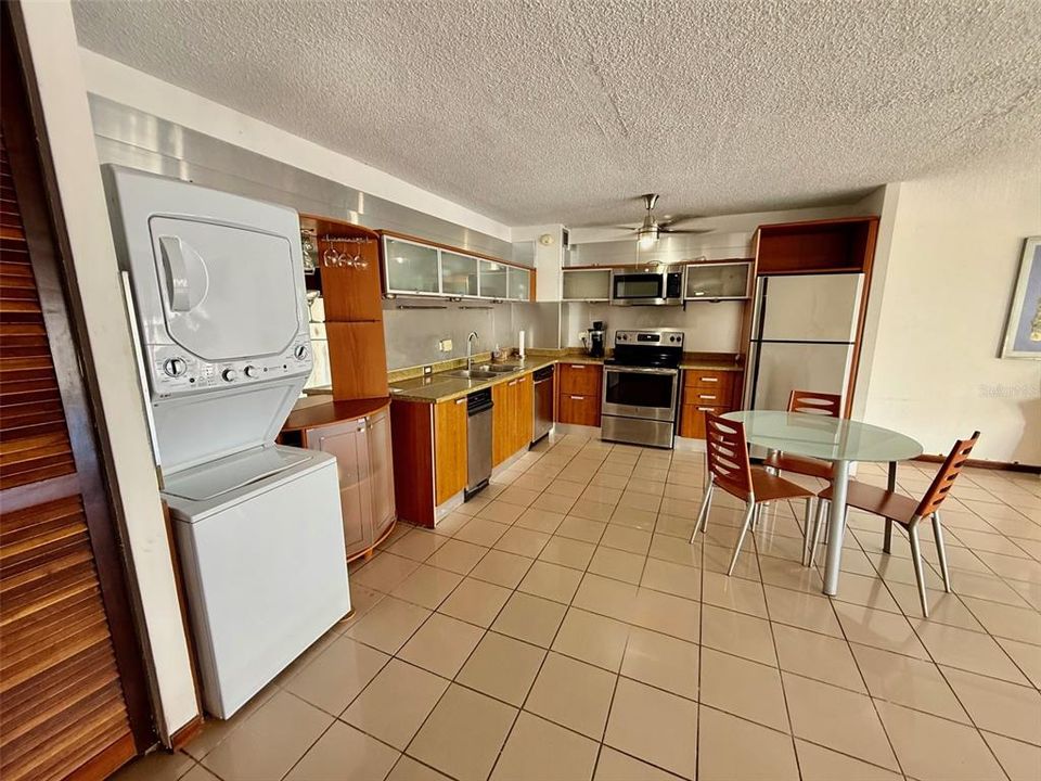 Под контрактом: $450,000 (3 спален, 2 ванн, 1400 Квадратных фут)