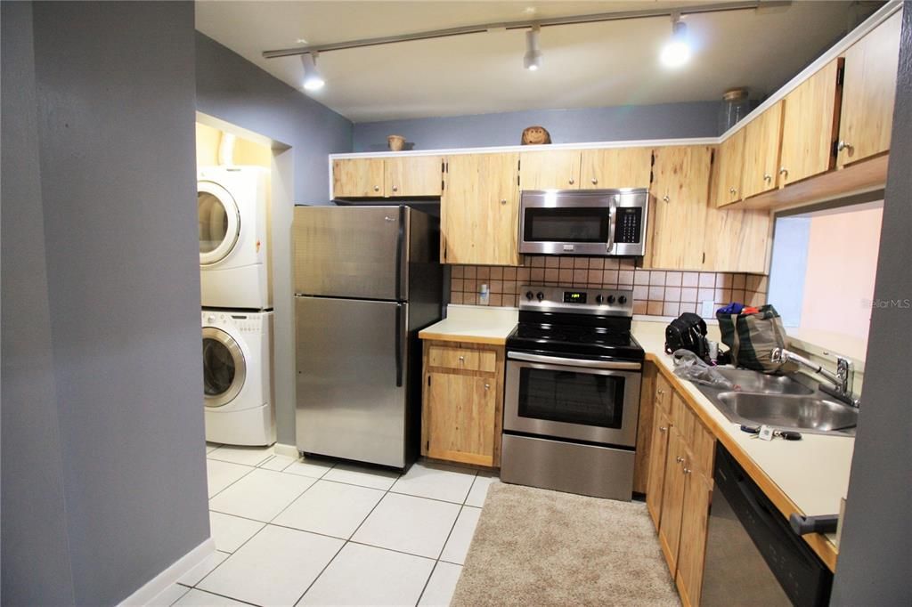 На продажу: $132,900 (2 спален, 2 ванн, 1073 Квадратных фут)