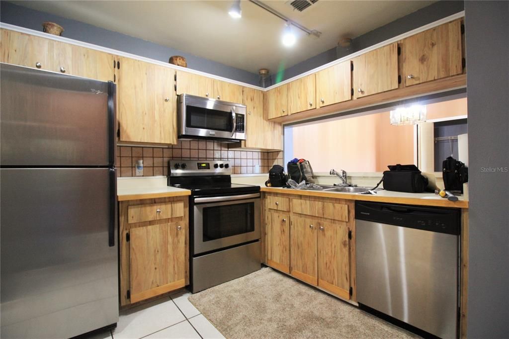 На продажу: $132,900 (2 спален, 2 ванн, 1073 Квадратных фут)