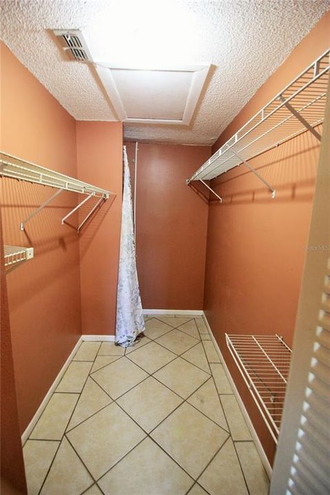 На продажу: $132,900 (2 спален, 2 ванн, 1073 Квадратных фут)