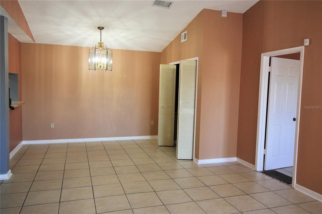 На продажу: $132,900 (2 спален, 2 ванн, 1073 Квадратных фут)