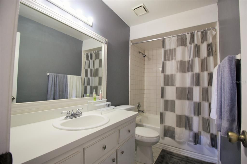 На продажу: $132,900 (2 спален, 2 ванн, 1073 Квадратных фут)