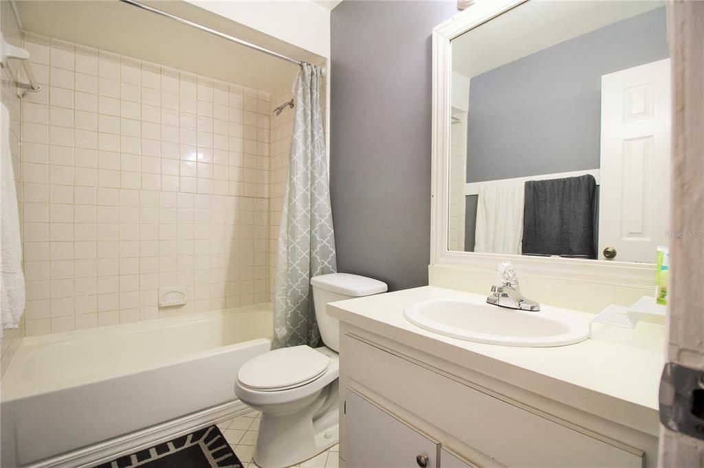 На продажу: $132,900 (2 спален, 2 ванн, 1073 Квадратных фут)