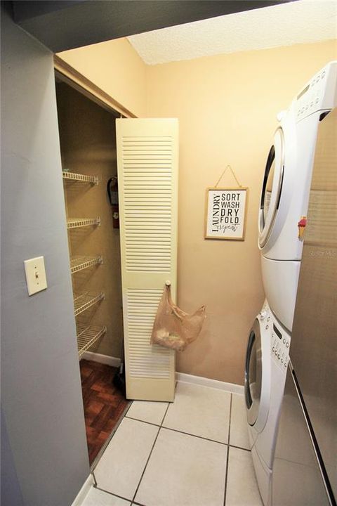 На продажу: $132,900 (2 спален, 2 ванн, 1073 Квадратных фут)