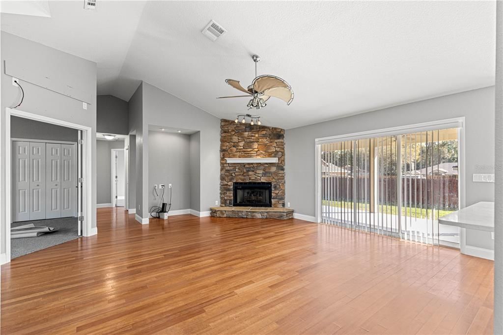 En Venta: $424,900 (4 camas, 2 baños, 2024 Pies cuadrados)