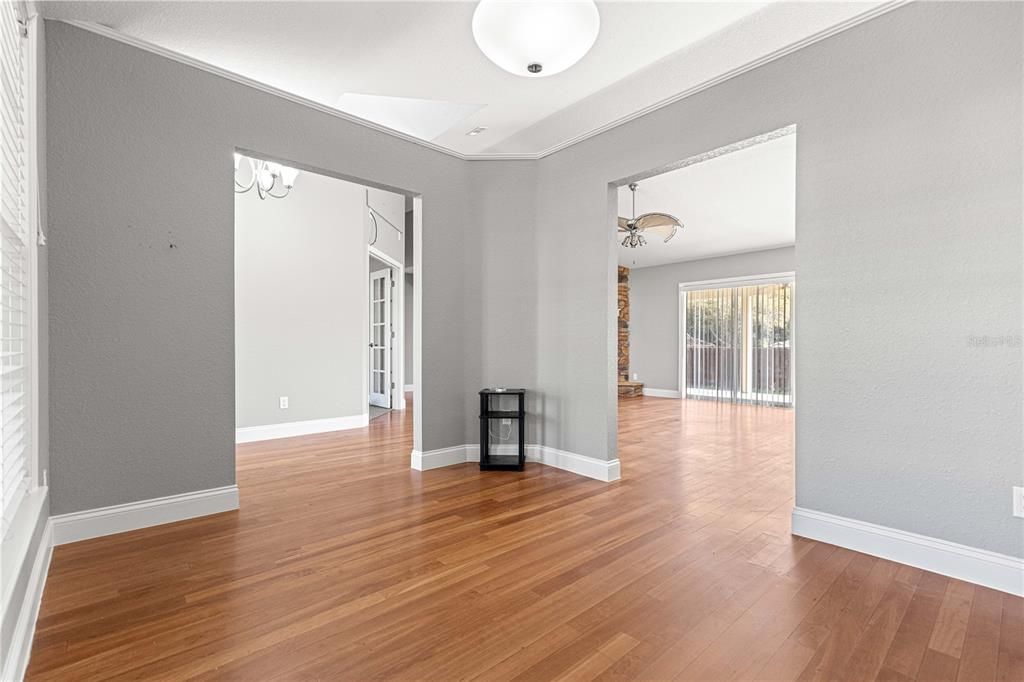 En Venta: $424,900 (4 camas, 2 baños, 2024 Pies cuadrados)