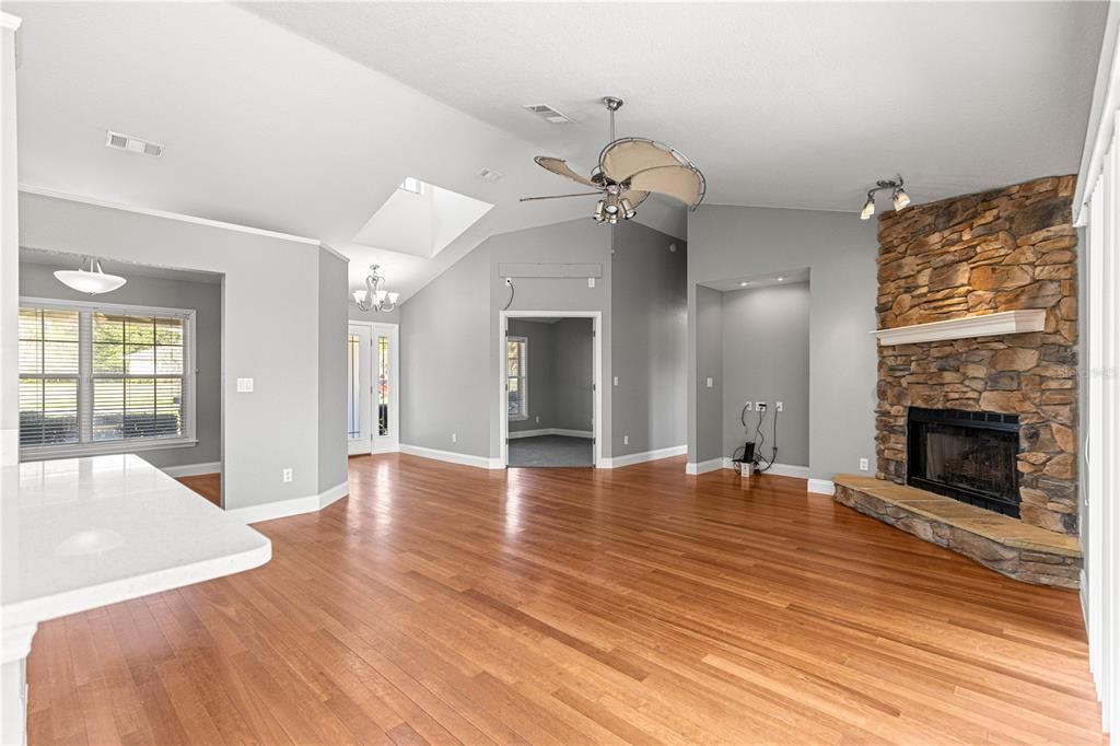 En Venta: $424,900 (4 camas, 2 baños, 2024 Pies cuadrados)