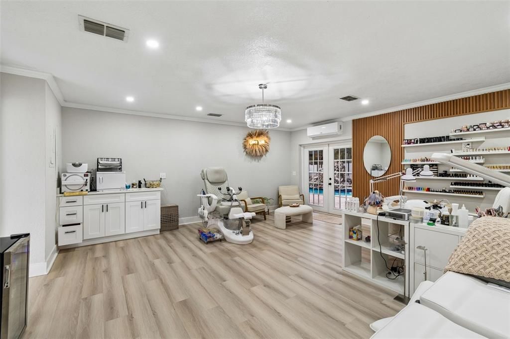 合同活跃: $625,000 (6 贝兹, 4 浴室, 2806 平方英尺)