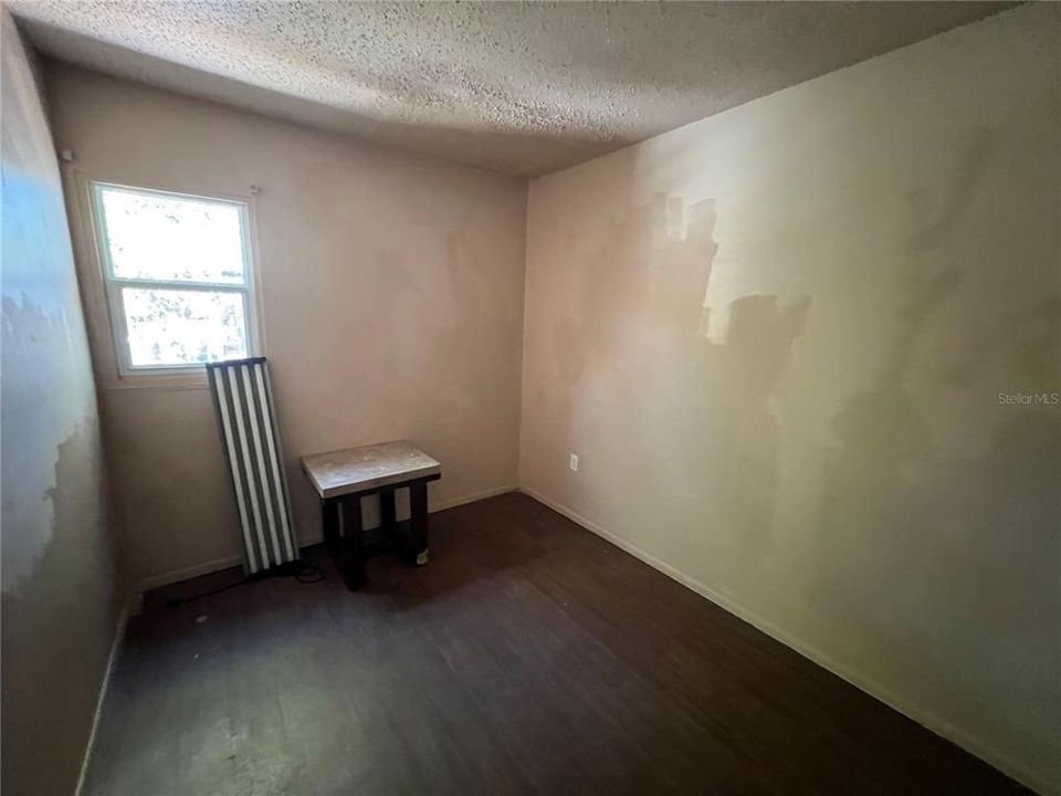 For Sale: $71,000 (4 beds, 1 baths, 972 Square Feet)