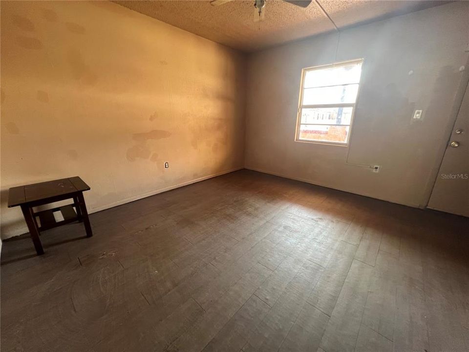 For Sale: $71,000 (4 beds, 1 baths, 972 Square Feet)