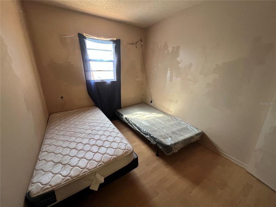 For Sale: $71,000 (4 beds, 1 baths, 972 Square Feet)