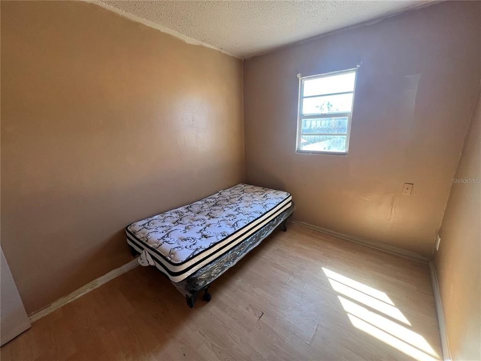 For Sale: $71,000 (4 beds, 1 baths, 972 Square Feet)
