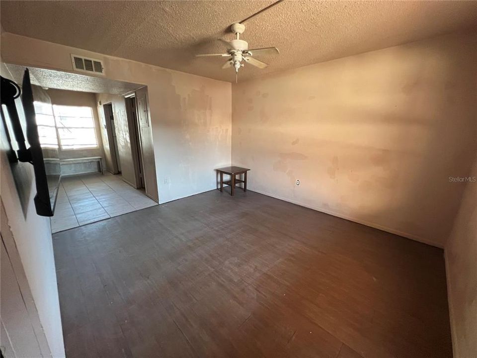 For Sale: $71,000 (4 beds, 1 baths, 972 Square Feet)
