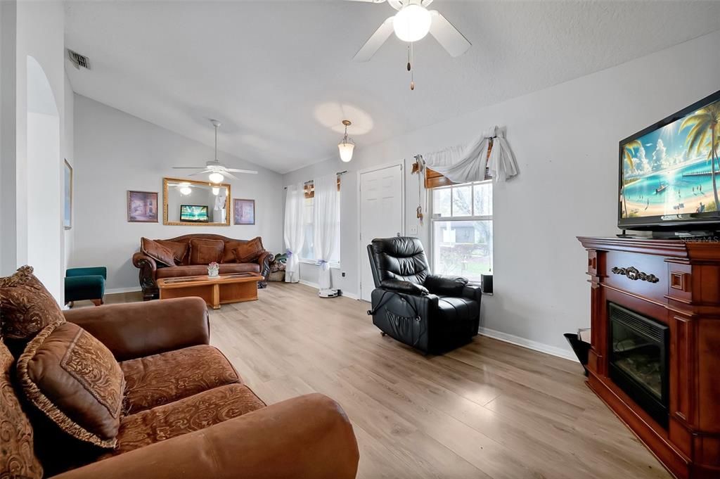 Activo con contrato: $429,975 (3 camas, 2 baños, 1582 Pies cuadrados)