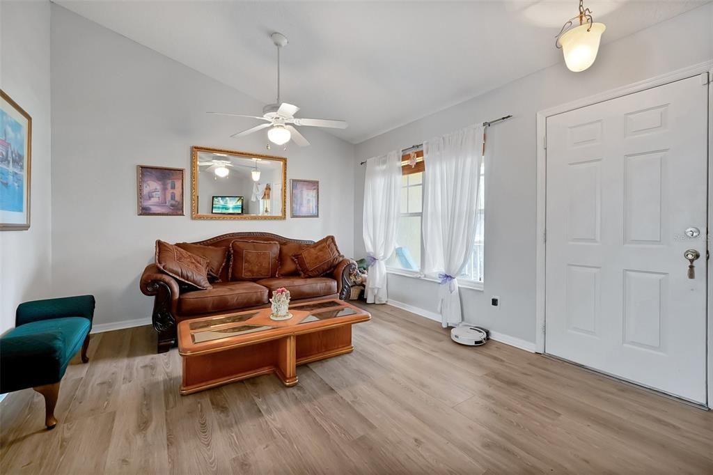 Activo con contrato: $429,975 (3 camas, 2 baños, 1582 Pies cuadrados)