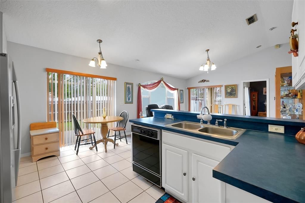 Activo con contrato: $429,975 (3 camas, 2 baños, 1582 Pies cuadrados)