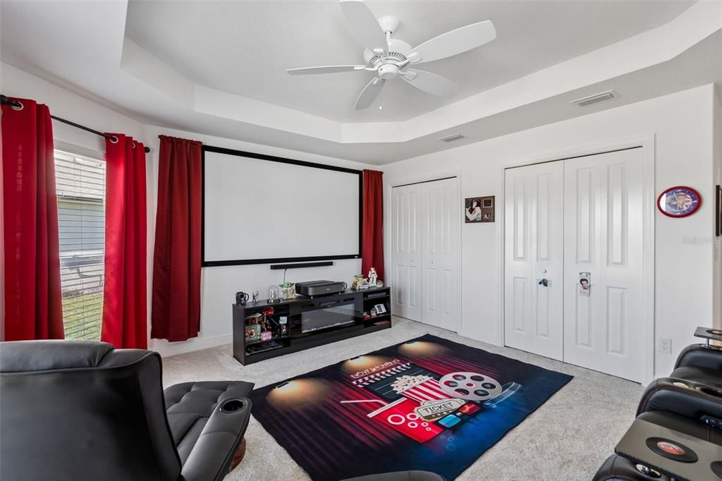 En Venta: $1,250,000 (4 camas, 2 baños, 2555 Pies cuadrados)