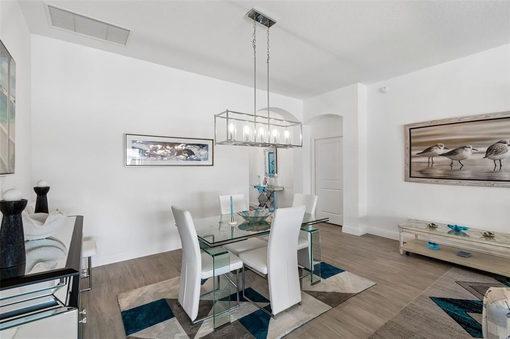 En Venta: $1,250,000 (4 camas, 2 baños, 2555 Pies cuadrados)