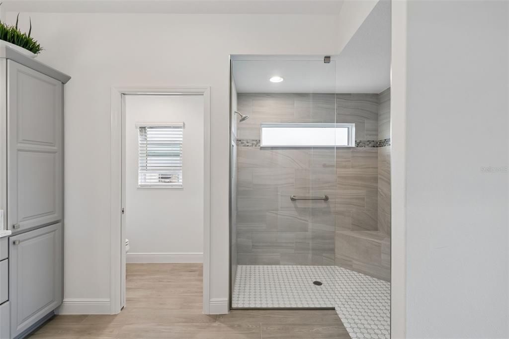 En Venta: $1,250,000 (4 camas, 2 baños, 2555 Pies cuadrados)
