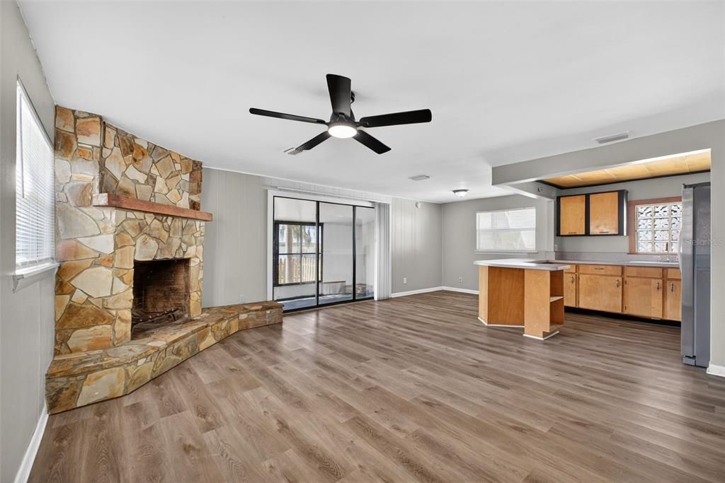 For Sale: $154,500 (2 beds, 1 baths, 960 Square Feet)