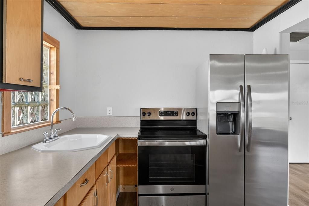 For Sale: $154,500 (2 beds, 1 baths, 960 Square Feet)