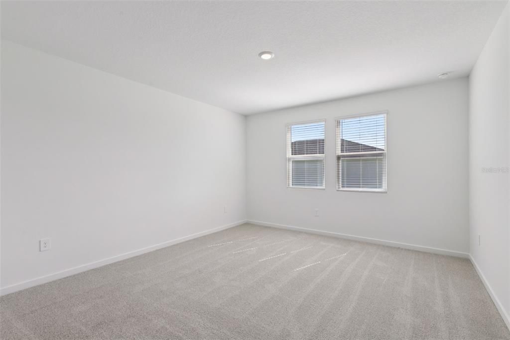 Activo con contrato: $409,990 (4 camas, 3 baños, 2193 Pies cuadrados)