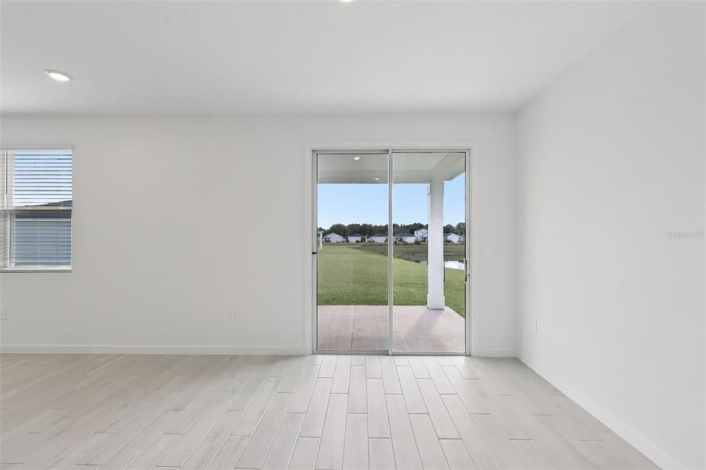 Activo con contrato: $409,990 (4 camas, 3 baños, 2193 Pies cuadrados)